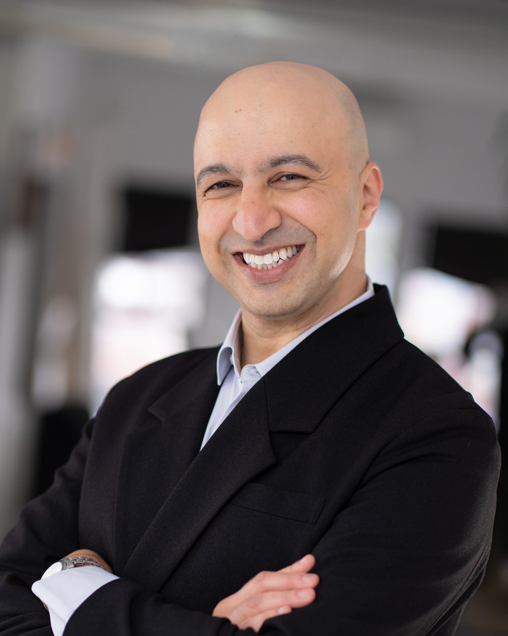 Hicham Souilmi, SEO and AI search (GEO) consultant, smiling with arms crossed